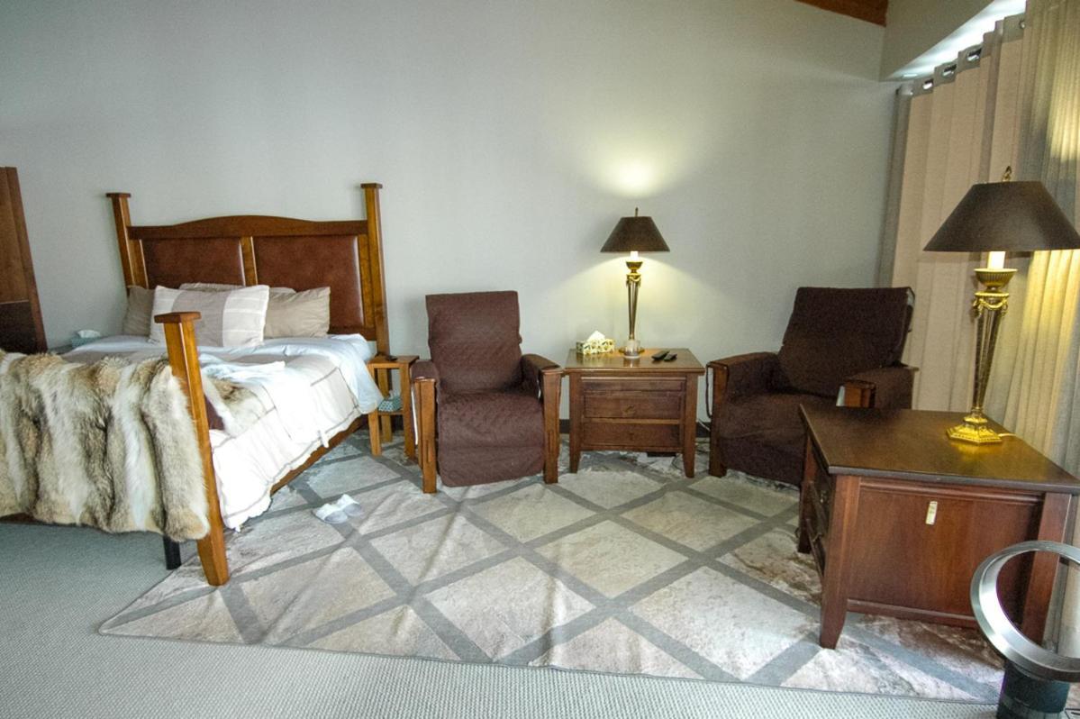 Roundhouse Grotto Bed and Breakfast YYC Esterno foto