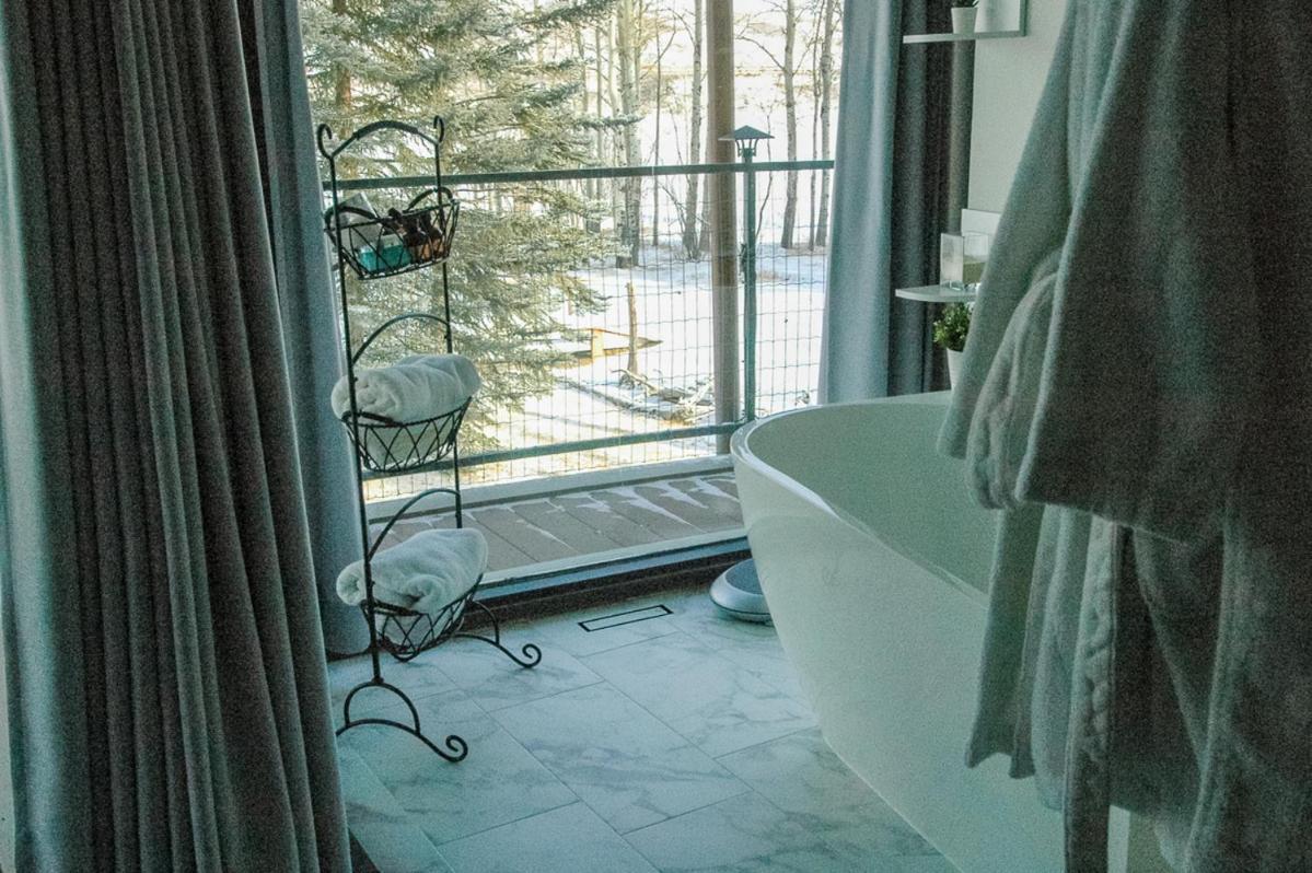 Roundhouse Grotto Bed and Breakfast YYC Esterno foto