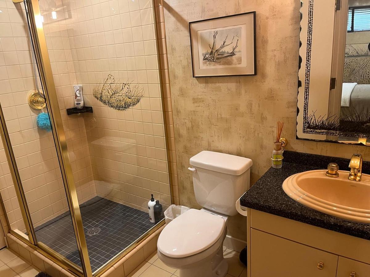 Roundhouse Grotto Bed and Breakfast YYC Esterno foto