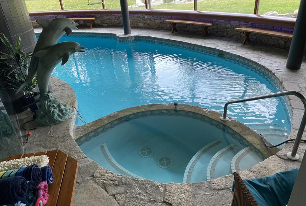 Roundhouse Grotto Bed and Breakfast YYC Esterno foto