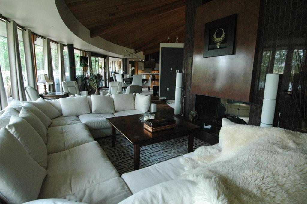Roundhouse Grotto Bed and Breakfast YYC Esterno foto