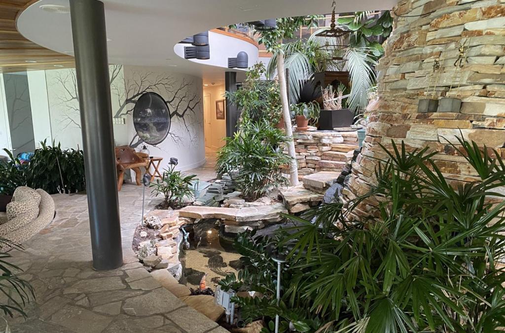 Roundhouse Grotto Bed and Breakfast YYC Esterno foto