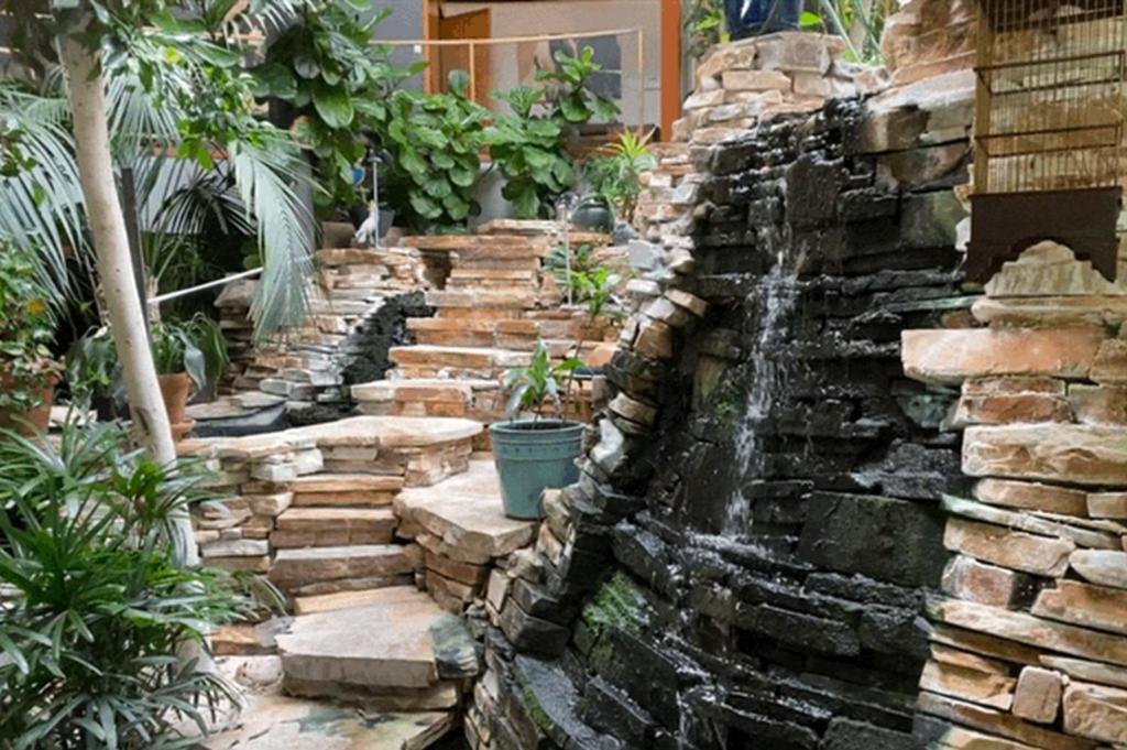 Roundhouse Grotto Bed and Breakfast YYC Esterno foto